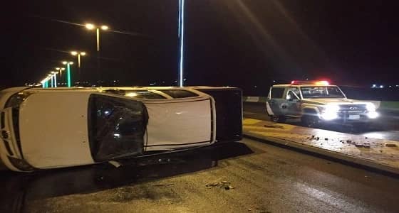 إنقلاب مركبة بعد تفاديها حيوانات سائبة بالطائف