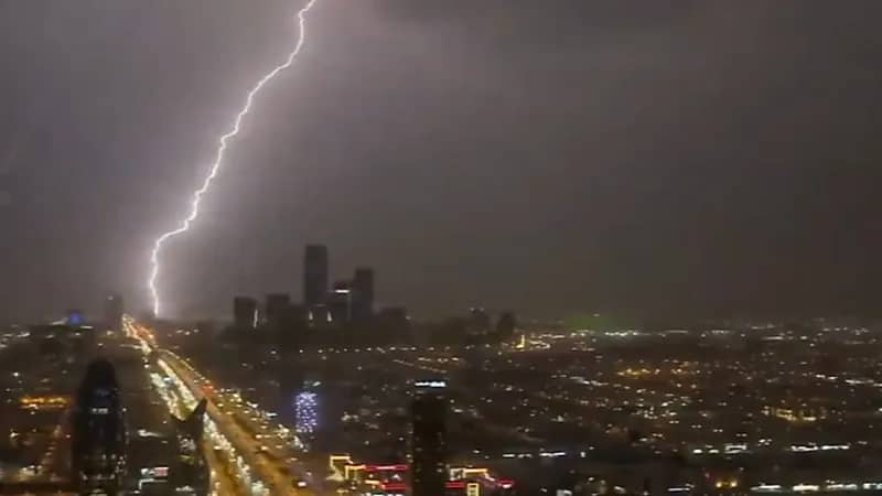 شاهد.. البرق يضئ سماء الرياض 