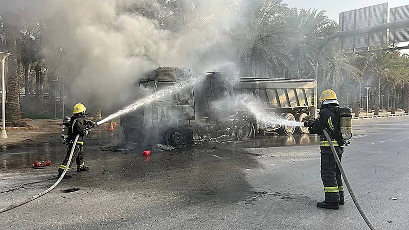 الدفاع المدني يخمد حريقًا في شاحنة بحي الملك فهد بالرياض