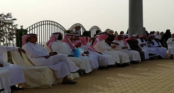 بالصور.. فرقة جيزان تشعل صيف النماص بالألوان الشعبية