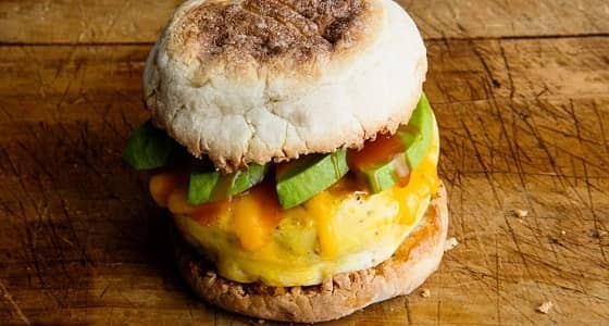 سيدة بريطانية تتغلب على السرطان لتقتلها شطيرة بيض