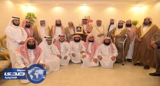 الأمير منصور بن مقرن يتفقد الخيمة الدعوية