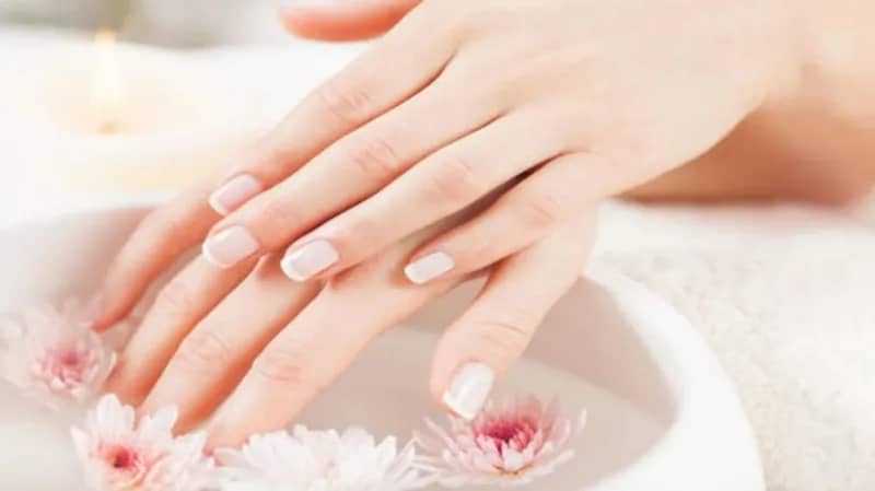 خلطات طبيعية للحصول على أظافر قوية خلال فصل الصيف