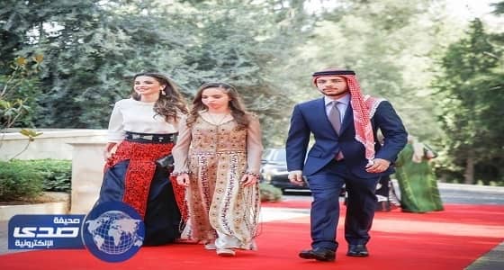 بالفيديو.. الأمير الحسين يٌعلم الأميرة سلمى العزف على الجيتار