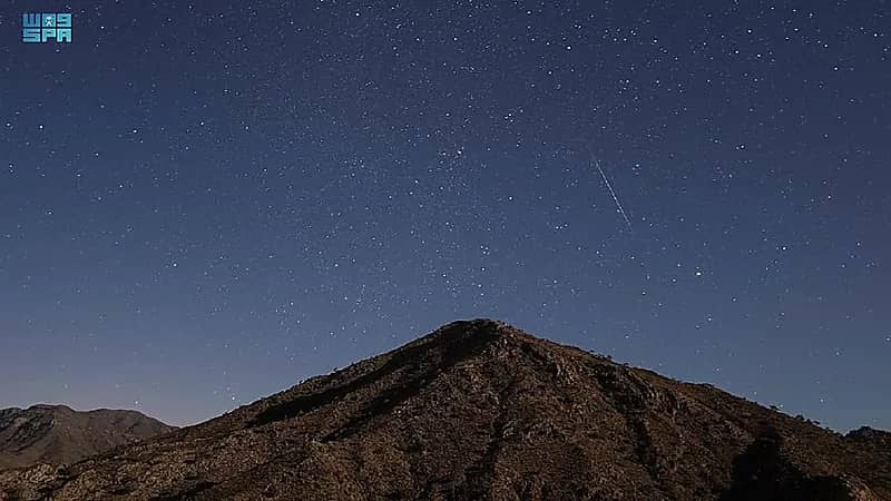 شاهد.. ظاهرة تساقط شهب "التوميات" جنوب الطائف