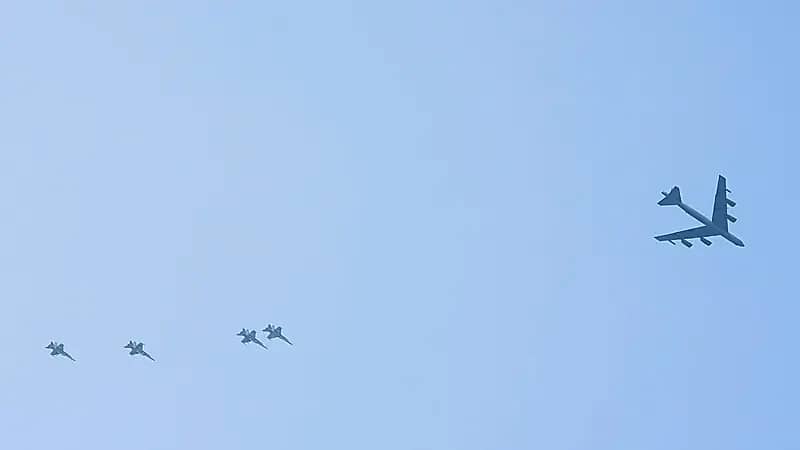 طائرة B-52 الأمريكية تحلق في سماء ‎الكويت برفقة المقاتلات الكويتية