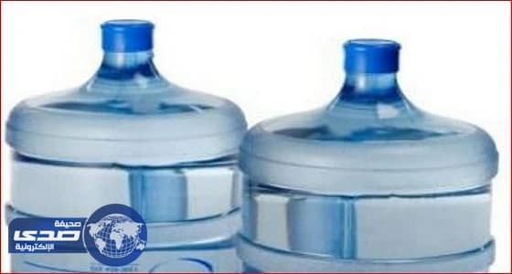 مدعوون لحفل زفاف يهدون العريس " عبوة مياه "