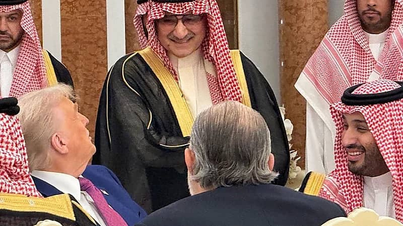 أحاديث ودية تجمع ولي العهد وترامب والوليد بن طلال خلال مأدبة الغداء