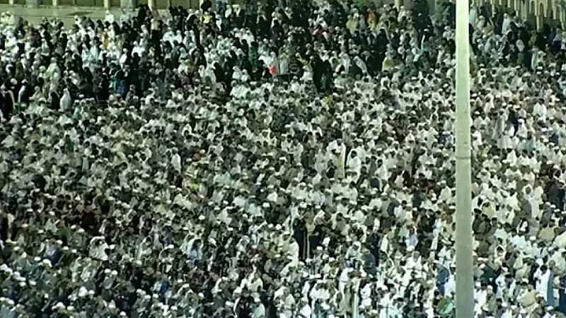 لقطات روحانية لجموع المصلين أثناء تأديتهم صلاة الفجر في الحرم المكي