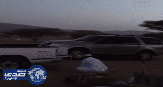 بالفيديو.. مواطنون يتنزهون بالقرب من موقع قتال بنجران