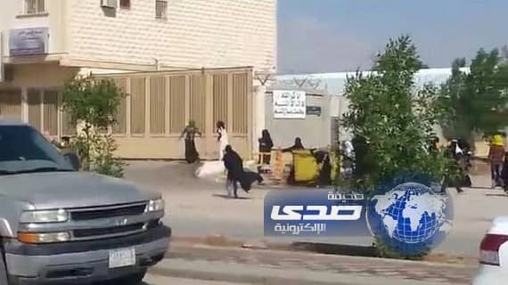 بالفيديو.. اثيوبيات يرشقن المارة والسيارات بالحجارة في حي النظيم