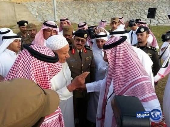 مسن يستوقف أمير الباحة ليخبره أنه كان الحارس الشخصي لوالده 