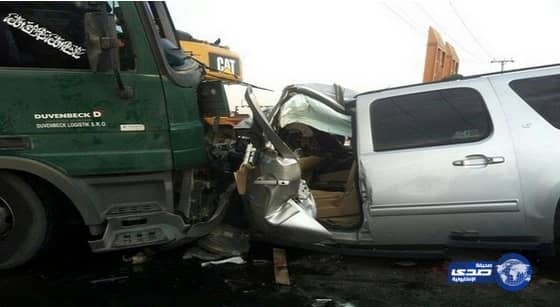 شاحنة تسحق مركبة وتتسبب بوفاة وإصابة 6 في عشيرة