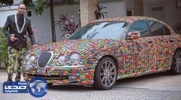 بالفيديو.. ماليزي يٌزين سيارته " جاغوار  " بآلاف السيارات الصغيرة