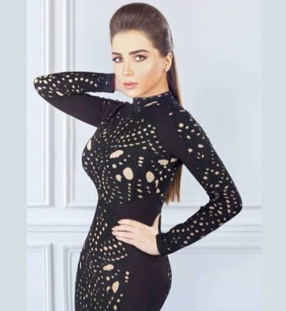 مي عز الدين بالأسود..