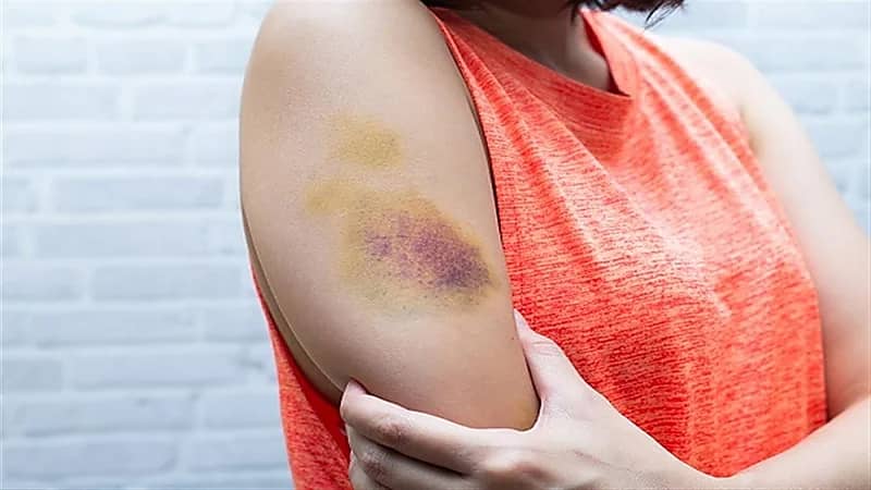 إعلامية تتعرض للاعتداء على يد رجل وزوجته داخل شقتها