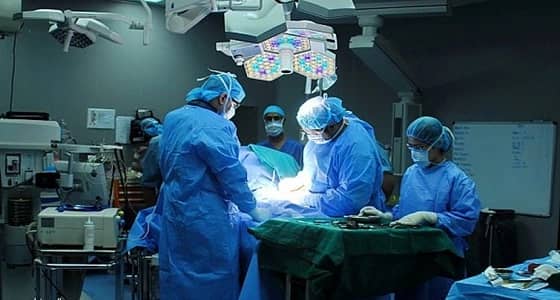 نجاح استبدال مفصل طفلة بعسير