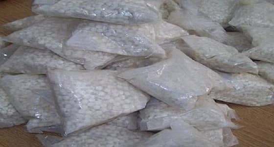 القبض على 3 أشخاص استقبلوا أكثر من 77 ألف حبة مخدرة