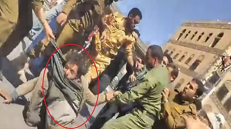 سحل رجل يمني من قبل الحوثيين لإجباره على دفع الجبايات .. فيديو