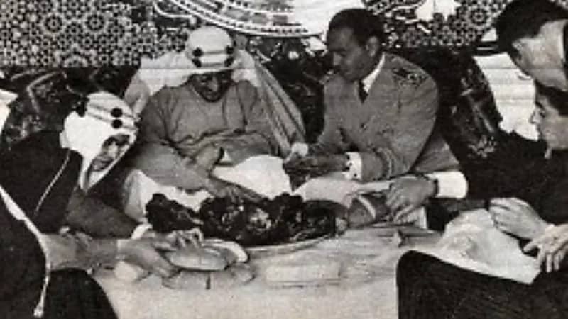 ظهور نادر للملك سعود والملك الحسن وهما يتناولان الغداء في الرباط