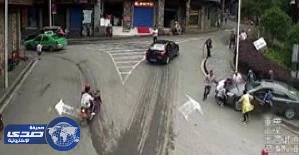 بالفيديو .. سائق يصعد على الرصيف ويدهس طفلاً