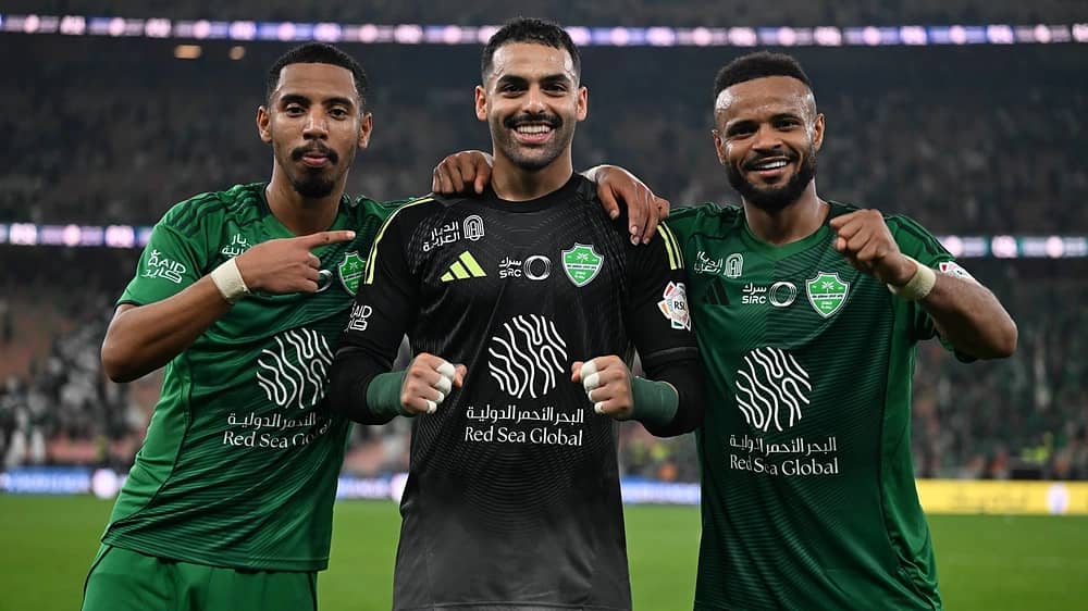 لاعبو الأهلي يحتفلون مع الجماهير بالفوز على النصر .. فيديو