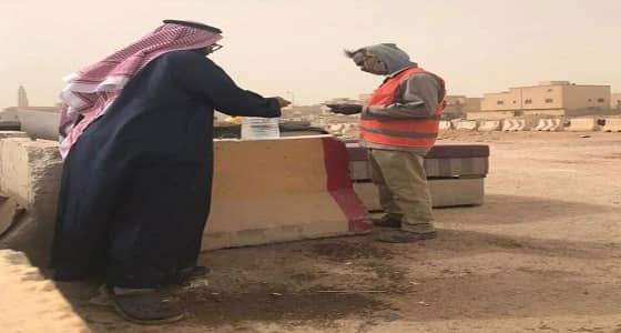 " العمل " تتفاعل مع عامل يتعرض إلى البرد القارس دون مسكن ملائم