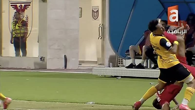 لقطة تحكيمية تثير الجدل في مواجهة الفحيحيل والقادسية.. فيديو