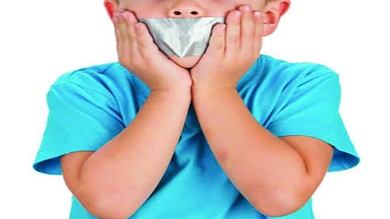 تكميم أفواه أطفال لمنعهم من التنمر على معلمتهم!