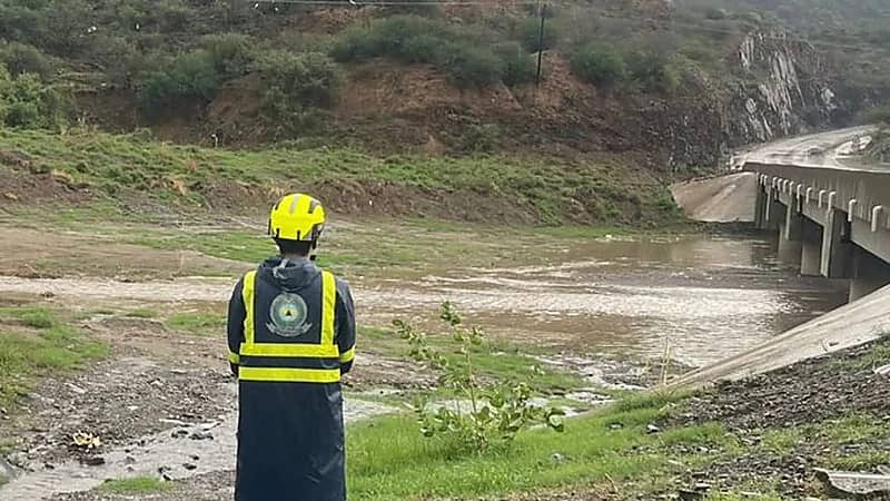 الدفاع المدني يتابع الحالة المطرية ويحذر من مجاري السيول