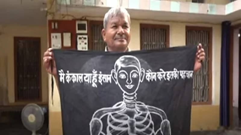 بالفيديو.. رجل "ميت" يحاول إثبات أنه على قيد الحياة