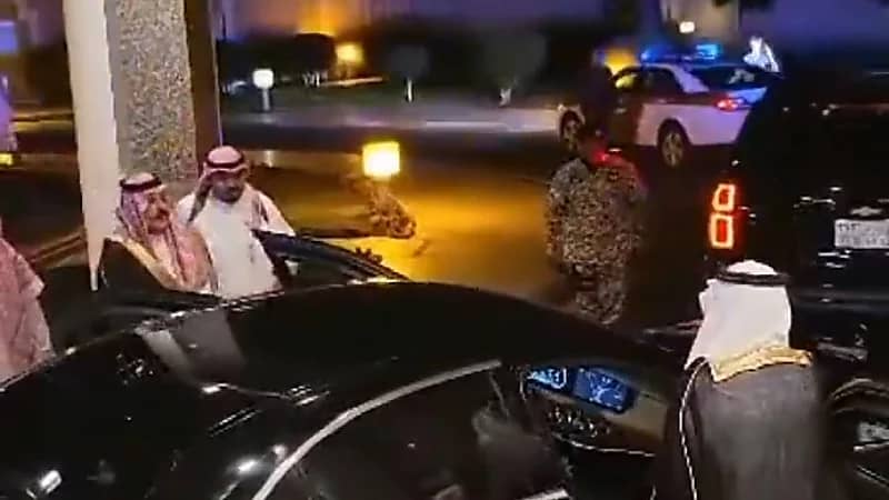 موقف متواضع يتحدث عن نفسه لاحترام الأمير تركي بن طلال لابن عمه الأكبر .. فيديو