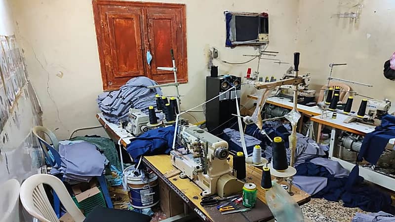 بالصور.. إغلاق معمل يزور الماركات العالمية في جدة