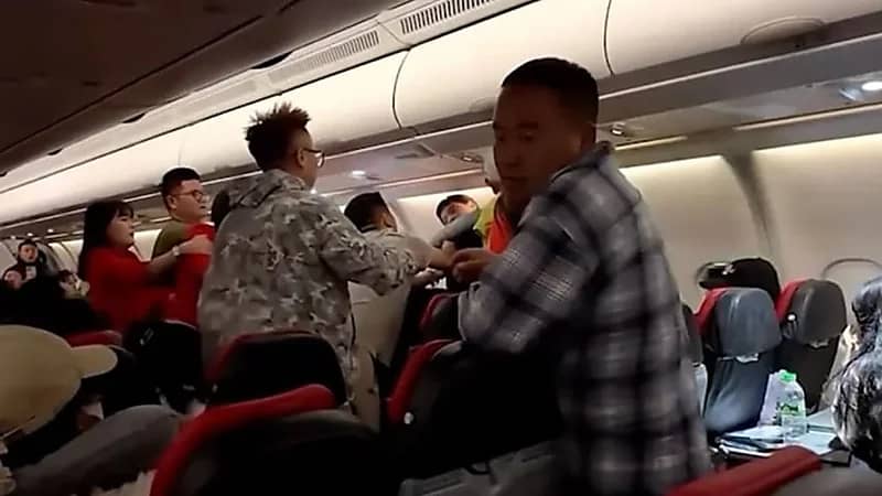 حديث نسائي يتسبب بشجار عنيف على متن طائرة.. فيديو