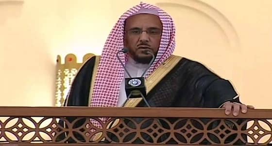 إمام المسجد النبوي يوصي المعتكفين بعدم الجهر على بعضهم في قراءة القرآن