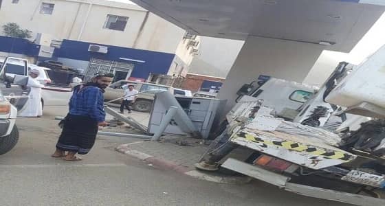 صورة لرافعة إنارة تقتحم صراف آلي بالريث