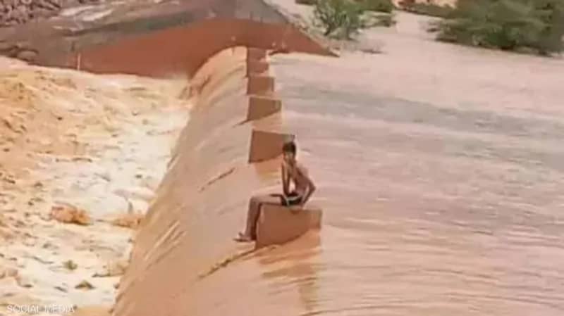 بالفيديو.. السيول تحاصر طفل في سد لأزيد من 24 ساعة