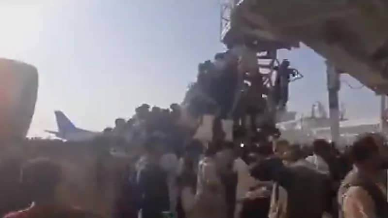 بالفيديو..قوات أمريكية تطلق النار عشوائيا على مدنيين في مطار كابل وتسقط عددا من الضحايا