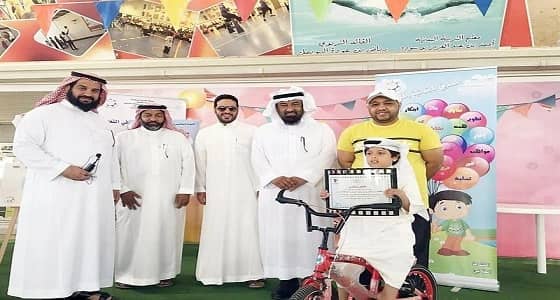 مدرسة تُكرم طالب ابتدائية بالخبر لهذا السبب