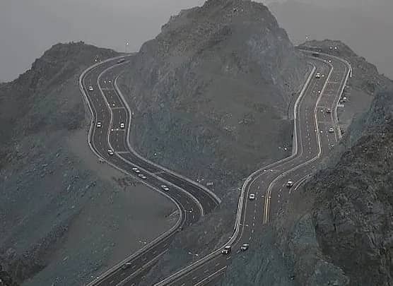 إعادة فتح طريق الهدا بعد توقف الأمطار وإزالة الصخور المتساقطة