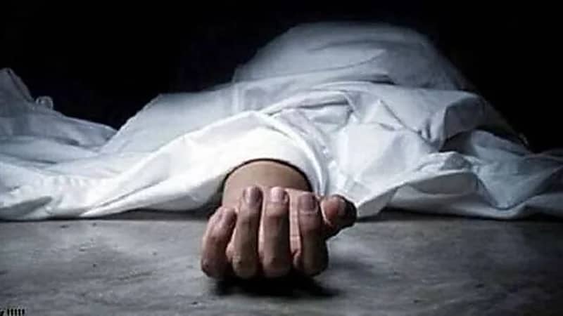 رجل يطعن زوجته أمام ابنتهما بسبب الغيرة