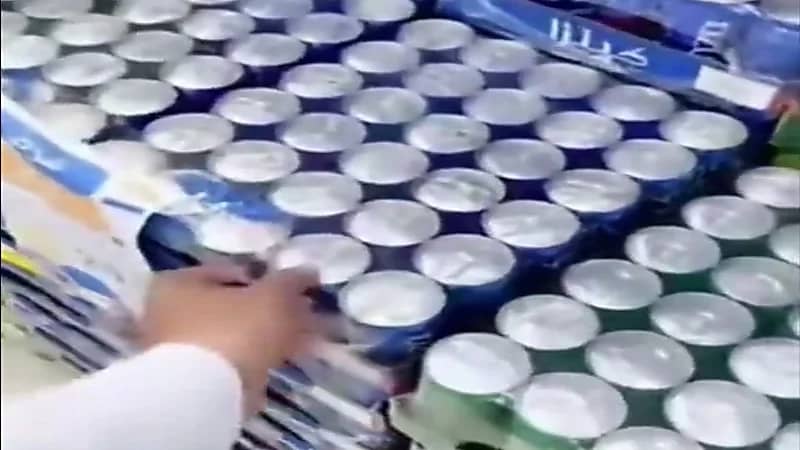 كويتيون يستبدلون البيبسي و الكوكاكولا بمنتجات سعودية تضامناً مع غزة .. فيديو