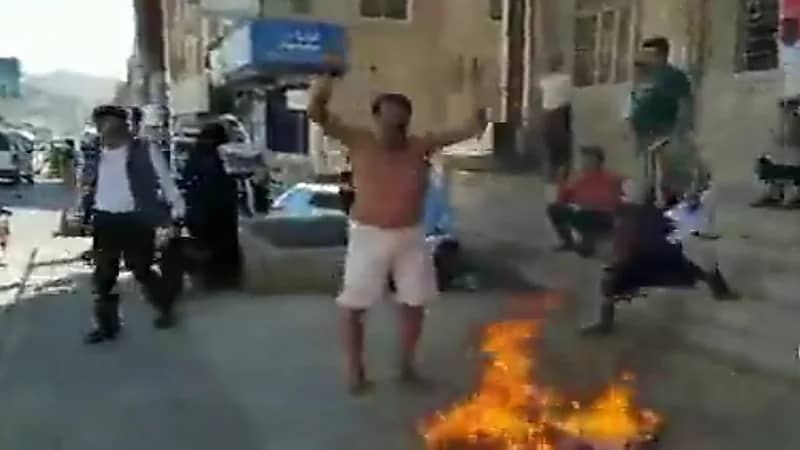 بالفيديو.. "يمني" يحرق ملابسه بسبب حصار الحوثيين لتعز