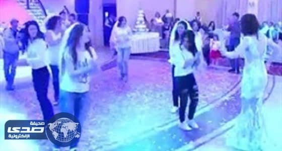 بالفيديو.. رقصة جماعية بالكاجوال تفاجئ العروس