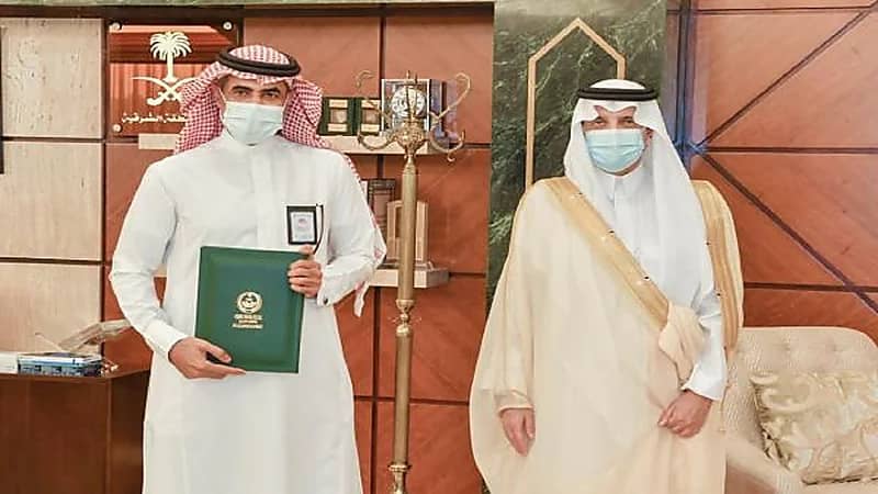 بالفيديو.. أمير الشرقية يكرم مواطنًا انقذ منزل من الحريق