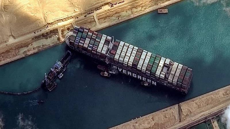 محامي مصري يكشف عن كارثة سببتها سفينة "إيفر غيفن" بقناة السويس