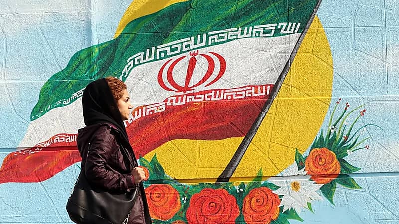 "الملالي" يفرض غرامات على السيارات التي تقل نساء غير محجبات!