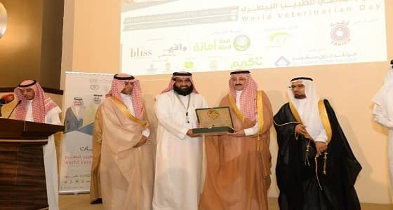 بالصور.. محافظ الأحساء يكرم أمانة الرياض ممثلة بـ " صحة البيئة "