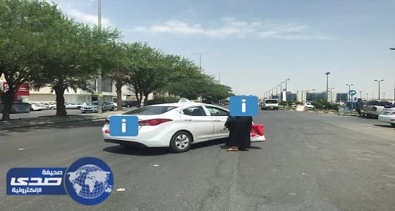 قائد مركبة مستهتر يغلق الطريق للتفاوض مع راكبة