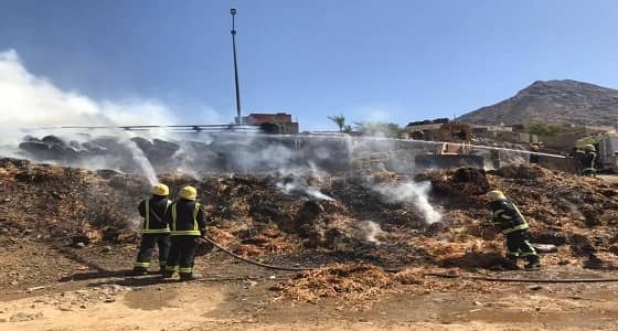 بالصور.. انقلاب واحتراق شاحنة بالمخواه ونجاة قائدها